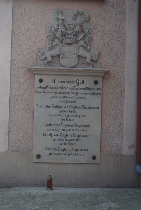 Tablica epitafijna rodu von Ziegler und Klipphausen na murze kościoła